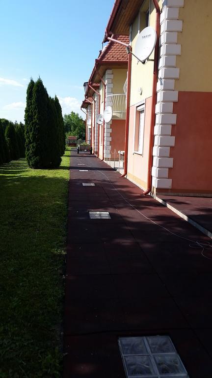 Boglarka Apartman Гайдусобосло Екстер'єр фото
